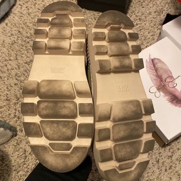 Zara, green and cream sneakers - Picture 2 of 2